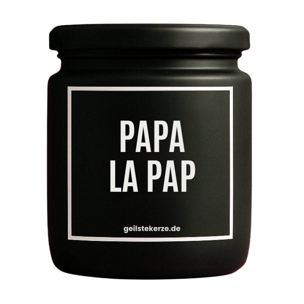 Duftkerze mit Spruch von geilstekerze ist der neue Geschenketrend. Diese witzige Kerze Vegane Bio-Kerze mit Spruch – PAPA LA PAP brennt mega lange sagenhafte 80 Stunde, hochwertige ätherische Öle schaffen beste Duftverteilung. Mit 1400 lustigen Sprüchen perfekt zum Verschenken. Handgemacht in Deutschland von geilstekerze.de -Die beste Duftkerze die du kaufen kannst.