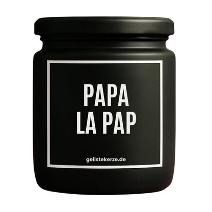 Duftkerze mit Spruch von geilstekerze ist der neue Geschenketrend. Diese witzige Kerze Vegane Bio-Kerze mit Spruch – PAPA LA PAP brennt mega lange sagenhafte 80 Stunde, hochwertige ätherische Öle schaffen beste Duftverteilung. Mit 1400 lustigen Sprüchen perfekt zum Verschenken. Handgemacht in Deutschland von geilstekerze.de -Die beste Duftkerze die du kaufen kannst.