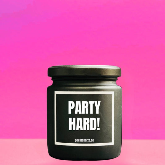 Duftkerze mit Spruch von geilstekerze ist der neue Geschenketrend. Diese witzige Kerze Vegane Bio-Kerze mit Spruch – PARTY HARD brennt mega lange sagenhafte 80 Stunde, hochwertige ätherische Öle schaffen beste Duftverteilung. Mit 1400 lustigen Sprüchen perfekt zum Verschenken. Handgemacht in Deutschland von geilstekerze.de -Die beste Duftkerze die du kaufen kannst.