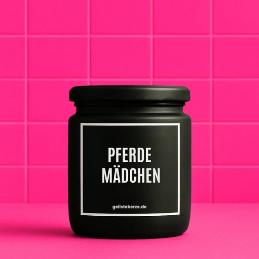 Duftkerze mit Spruch von geilstekerze ist der neue Geschenketrend. Diese witzige Kerze Vegane Bio-Kerze mit Spruch – PFERDEMÄDCHEN brennt mega lange sagenhafte 80 Stunde, hochwertige ätherische Öle schaffen beste Duftverteilung. Mit 1400 lustigen Sprüchen perfekt zum Verschenken. Handgemacht in Deutschland von geilstekerze.de -Die beste Duftkerze die du kaufen kannst.