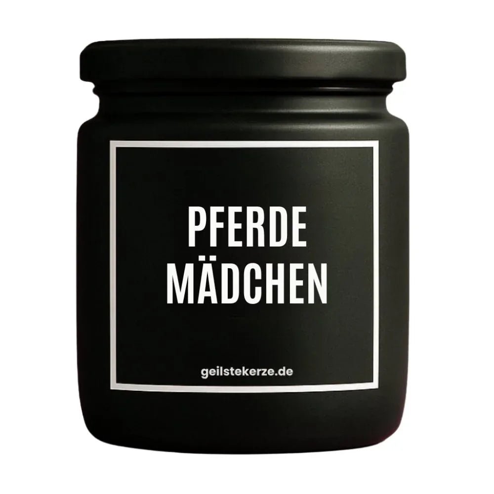 Duftkerze mit Spruch von geilstekerze ist der neue Geschenketrend. Diese witzige Kerze Vegane Bio-Kerze mit Spruch – PFERDEMÄDCHEN brennt mega lange sagenhafte 80 Stunde, hochwertige ätherische Öle schaffen beste Duftverteilung. Mit 1400 lustigen Sprüchen perfekt zum Verschenken. Handgemacht in Deutschland von geilstekerze.de -Die beste Duftkerze die du kaufen kannst.