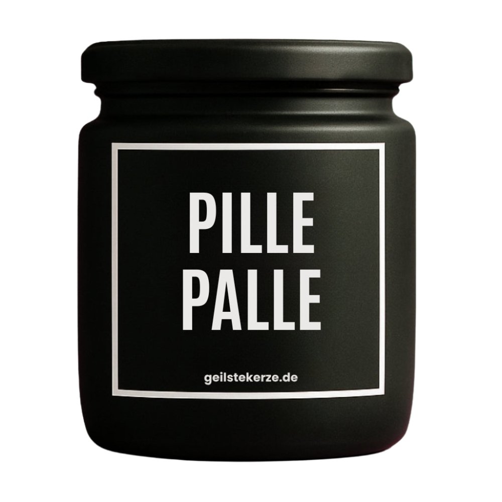 Duftkerze mit Spruch von geilstekerze ist der neue Geschenketrend. Diese witzige Kerze Vegane Bio-Kerze mit Spruch – PILLE PALLE brennt mega lange sagenhafte 80 Stunde, hochwertige ätherische Öle schaffen beste Duftverteilung. Mit 1400 lustigen Sprüchen perfekt zum Verschenken. Handgemacht in Deutschland von geilstekerze.de -Die beste Duftkerze die du kaufen kannst.
