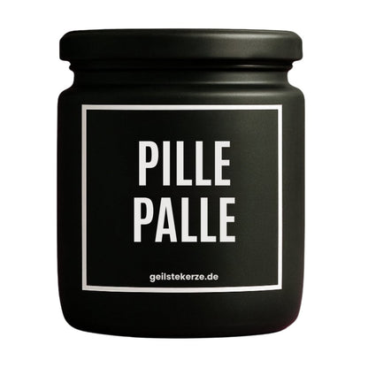 Duftkerze mit Spruch von geilstekerze ist der neue Geschenketrend. Diese witzige Kerze Vegane Bio-Kerze mit Spruch – PILLE PALLE brennt mega lange sagenhafte 80 Stunde, hochwertige ätherische Öle schaffen beste Duftverteilung. Mit 1400 lustigen Sprüchen perfekt zum Verschenken. Handgemacht in Deutschland von geilstekerze.de -Die beste Duftkerze die du kaufen kannst.