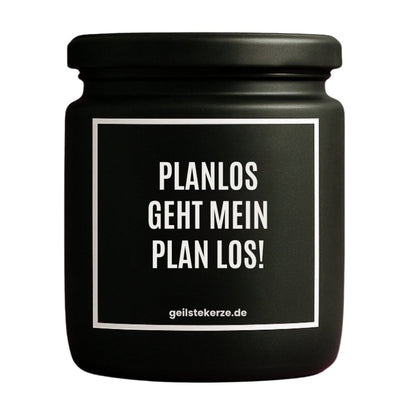 Duftkerze mit Spruch von geilstekerze ist der neue Geschenketrend. Diese witzige Kerze Vegane Bio-Kerze mit Spruch – PLANLOS GEHT MEIN PLAN LOS! brennt mega lange sagenhafte 80 Stunde, hochwertige ätherische Öle schaffen beste Duftverteilung. Mit 1400 lustigen Sprüchen perfekt zum Verschenken. Handgemacht in Deutschland von geilstekerze.de -Die beste Duftkerze die du kaufen kannst.