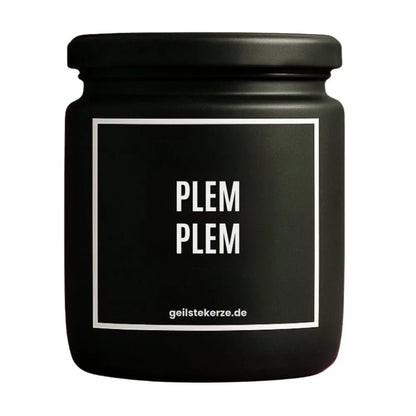 Duftkerze mit Spruch von geilstekerze ist der neue Geschenketrend. Diese witzige Kerze Vegane Bio-Kerze mit Spruch – PLEMPLEM brennt mega lange sagenhafte 80 Stunde, hochwertige ätherische Öle schaffen beste Duftverteilung. Mit 1400 lustigen Sprüchen perfekt zum Verschenken. Handgemacht in Deutschland von geilstekerze.de -Die beste Duftkerze die du kaufen kannst.