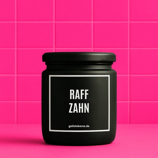 Duftkerze mit Spruch von geilstekerze ist der neue Geschenketrend. Diese witzige Kerze Vegane Bio-Kerze mit Spruch – RAFFZAHN brennt mega lange sagenhafte 80 Stunde, hochwertige ätherische Öle schaffen beste Duftverteilung. Mit 1400 lustigen Sprüchen perfekt zum Verschenken. Handgemacht in Deutschland von geilstekerze.de -Die beste Duftkerze die du kaufen kannst.
