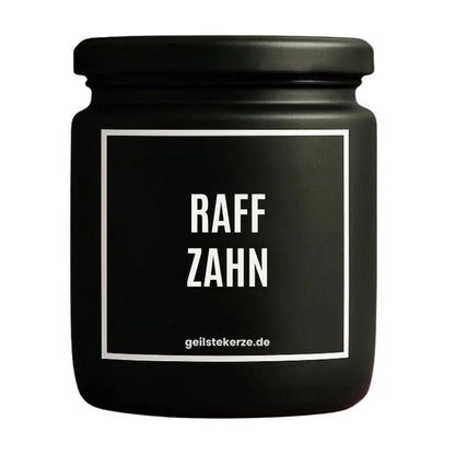 Duftkerze mit Spruch von geilstekerze ist der neue Geschenketrend. Diese witzige Kerze Vegane Bio-Kerze mit Spruch – RAFFZAHN brennt mega lange sagenhafte 80 Stunde, hochwertige ätherische Öle schaffen beste Duftverteilung. Mit 1400 lustigen Sprüchen perfekt zum Verschenken. Handgemacht in Deutschland von geilstekerze.de -Die beste Duftkerze die du kaufen kannst.
