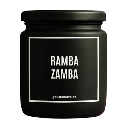 Duftkerze mit Spruch von geilstekerze ist der neue Geschenketrend. Diese witzige Kerze Vegane Bio-Kerze mit Spruch – RAMBAZAMBA brennt mega lange sagenhafte 80 Stunde, hochwertige ätherische Öle schaffen beste Duftverteilung. Mit 1400 lustigen Sprüchen perfekt zum Verschenken. Handgemacht in Deutschland von geilstekerze.de -Die beste Duftkerze die du kaufen kannst.