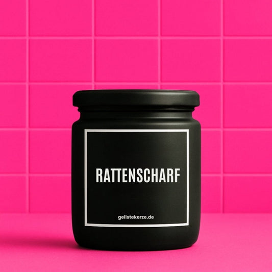 Duftkerze mit Spruch von geilstekerze ist der neue Geschenketrend. Diese witzige Kerze Vegane Bio-Kerze mit Spruch – RATTENSCHARF brennt mega lange sagenhafte 80 Stunde, hochwertige ätherische Öle schaffen beste Duftverteilung. Mit 1400 lustigen Sprüchen perfekt zum Verschenken. Handgemacht in Deutschland von geilstekerze.de -Die beste Duftkerze die du kaufen kannst.