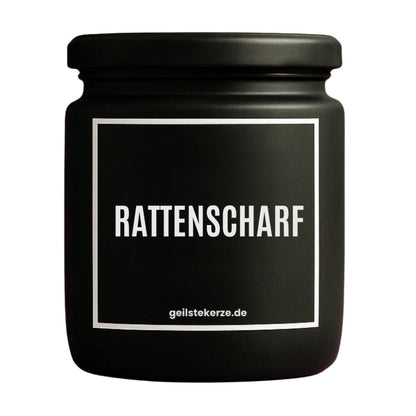 Duftkerze mit Spruch von geilstekerze ist der neue Geschenketrend. Diese witzige Kerze Vegane Bio-Kerze mit Spruch – RATTENSCHARF brennt mega lange sagenhafte 80 Stunde, hochwertige ätherische Öle schaffen beste Duftverteilung. Mit 1400 lustigen Sprüchen perfekt zum Verschenken. Handgemacht in Deutschland von geilstekerze.de -Die beste Duftkerze die du kaufen kannst.