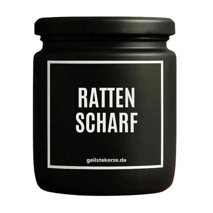 Duftkerze mit Spruch von geilstekerze ist der neue Geschenketrend. Diese witzige Kerze Vegane Bio-Kerze mit Spruch – RATTENSCHARF brennt mega lange sagenhafte 80 Stunde, hochwertige ätherische Öle schaffen beste Duftverteilung. Mit 1400 lustigen Sprüchen perfekt zum Verschenken. Handgemacht in Deutschland von geilstekerze.de -Die beste Duftkerze die du kaufen kannst.