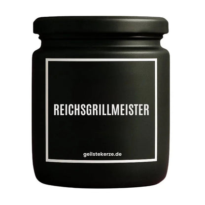 Duftkerze mit Spruch von geilstekerze ist der neue Geschenketrend. Diese witzige Kerze Vegane Bio-Kerze mit Spruch – REICHSGRILLMEISTER brennt mega lange sagenhafte 80 Stunde, hochwertige ätherische Öle schaffen beste Duftverteilung. Mit 1400 lustigen Sprüchen perfekt zum Verschenken. Handgemacht in Deutschland von geilstekerze.de -Die beste Duftkerze die du kaufen kannst.