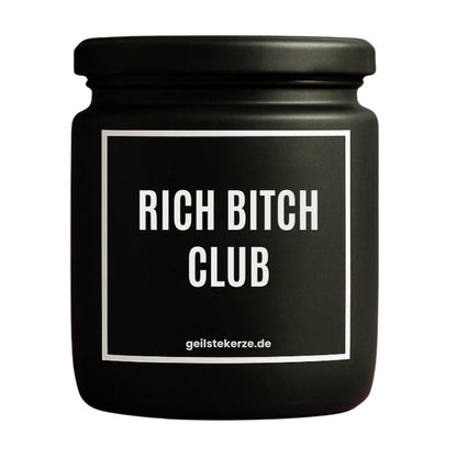 Duftkerze mit Spruch von geilstekerze ist der neue Geschenketrend. Diese witzige Kerze Vegane Bio-Kerze mit Spruch – RICH BITCH CLUB brennt mega lange sagenhafte 80 Stunde, hochwertige ätherische Öle schaffen beste Duftverteilung. Mit 1400 lustigen Sprüchen perfekt zum Verschenken. Handgemacht in Deutschland von geilstekerze.de -Die beste Duftkerze die du kaufen kannst.