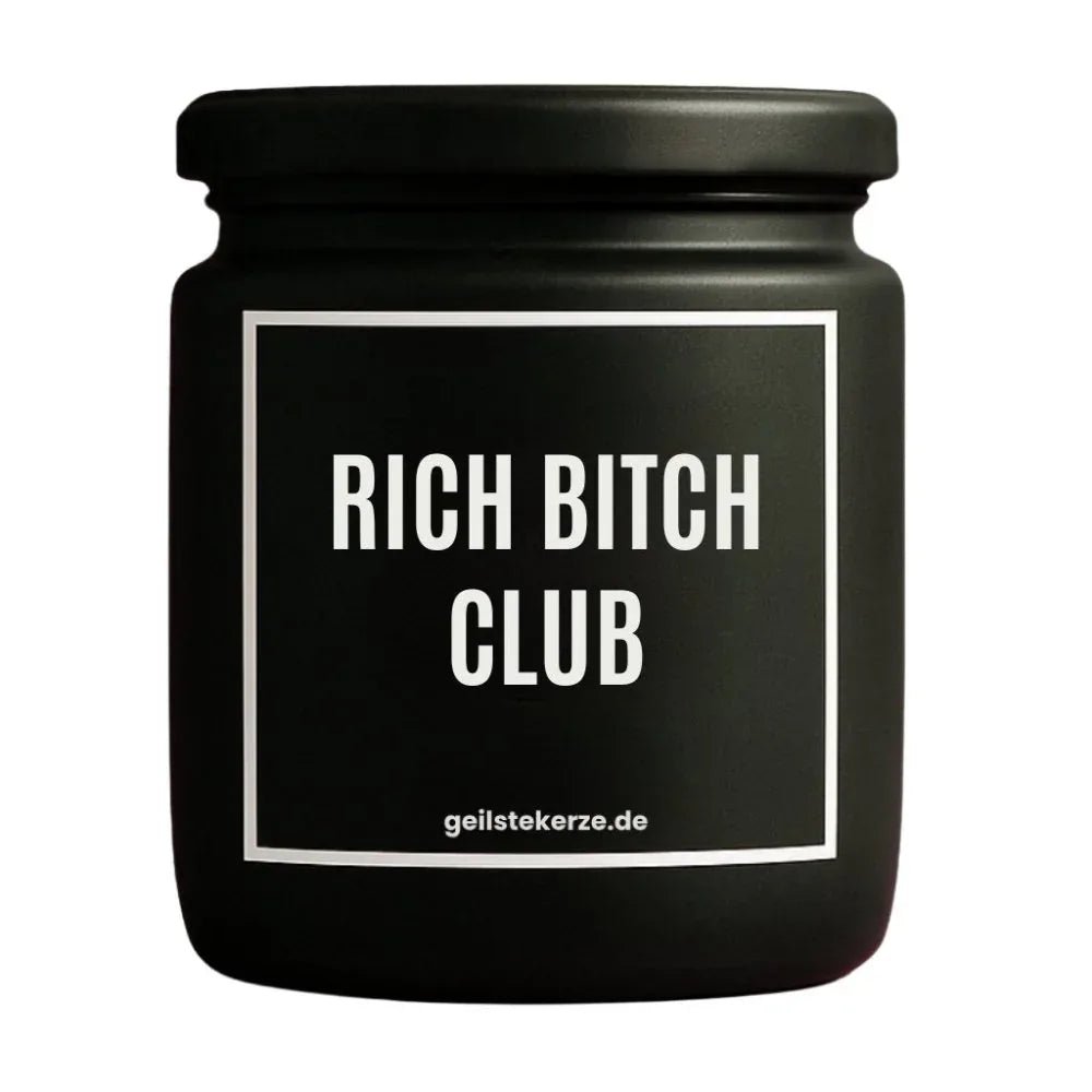 Duftkerze mit Spruch von geilstekerze ist der neue Geschenketrend. Diese witzige Kerze Vegane Bio-Kerze mit Spruch – RICH BITCH CLUB brennt mega lange sagenhafte 80 Stunde, hochwertige ätherische Öle schaffen beste Duftverteilung. Mit 1400 lustigen Sprüchen perfekt zum Verschenken. Handgemacht in Deutschland von geilstekerze.de -Die beste Duftkerze die du kaufen kannst.