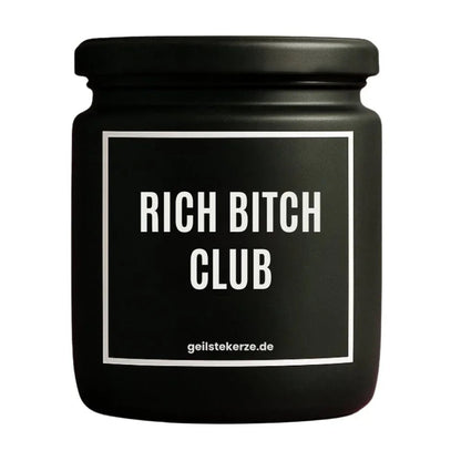 Duftkerze mit Spruch von geilstekerze ist der neue Geschenketrend. Diese witzige Kerze Vegane Bio-Kerze mit Spruch – RICH BITCH CLUB brennt mega lange sagenhafte 80 Stunde, hochwertige ätherische Öle schaffen beste Duftverteilung. Mit 1400 lustigen Sprüchen perfekt zum Verschenken. Handgemacht in Deutschland von geilstekerze.de -Die beste Duftkerze die du kaufen kannst.