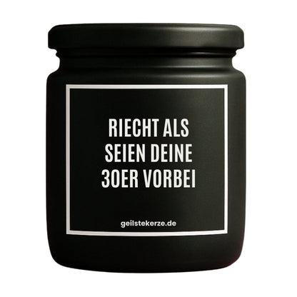 Duftkerze mit Spruch von geilstekerze ist der neue Geschenketrend. Diese witzige Kerze Vegane Bio-Kerze mit Spruch – RIECHT ALS SEIEN DEINE 30ER VORBEI brennt mega lange sagenhafte 80 Stunde, hochwertige ätherische Öle schaffen beste Duftverteilung. Mit 1400 lustigen Sprüchen perfekt zum Verschenken. Handgemacht in Deutschland von geilstekerze.de -Die beste Duftkerze die du kaufen kannst.