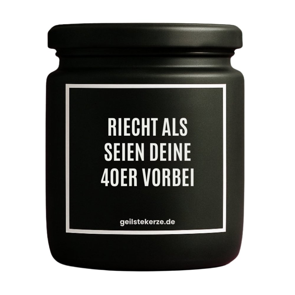 Duftkerze mit Spruch von geilstekerze ist der neue Geschenketrend. Diese witzige Kerze Vegane Bio-Kerze mit Spruch – RIECHT ALS SEIEN DEINE 40ER VORBEI brennt mega lange sagenhafte 80 Stunde, hochwertige ätherische Öle schaffen beste Duftverteilung. Mit 1400 lustigen Sprüchen perfekt zum Verschenken. Handgemacht in Deutschland von geilstekerze.de -Die beste Duftkerze die du kaufen kannst.