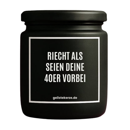Duftkerze mit Spruch von geilstekerze ist der neue Geschenketrend. Diese witzige Kerze Vegane Bio-Kerze mit Spruch – RIECHT ALS SEIEN DEINE 40ER VORBEI brennt mega lange sagenhafte 80 Stunde, hochwertige ätherische Öle schaffen beste Duftverteilung. Mit 1400 lustigen Sprüchen perfekt zum Verschenken. Handgemacht in Deutschland von geilstekerze.de -Die beste Duftkerze die du kaufen kannst.