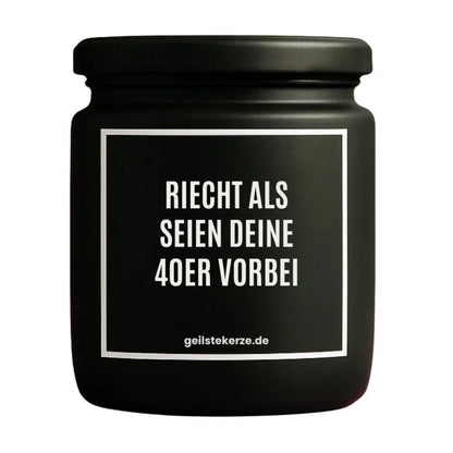 Duftkerze mit Spruch von geilstekerze ist der neue Geschenketrend. Diese witzige Kerze Vegane Bio-Kerze mit Spruch – RIECHT ALS SEIEN DEINE 40ER VORBEI brennt mega lange sagenhafte 80 Stunde, hochwertige ätherische Öle schaffen beste Duftverteilung. Mit 1400 lustigen Sprüchen perfekt zum Verschenken. Handgemacht in Deutschland von geilstekerze.de -Die beste Duftkerze die du kaufen kannst.