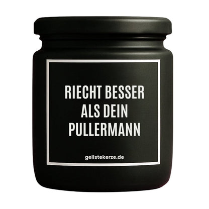Duftkerze mit Spruch von geilstekerze ist der neue Geschenketrend. Diese witzige Kerze Vegane Bio-Kerze mit Spruch – RIECHT BESSER ALS DEIN PULLERMANN brennt mega lange sagenhafte 80 Stunde, hochwertige ätherische Öle schaffen beste Duftverteilung. Mit 1400 lustigen Sprüchen perfekt zum Verschenken. Handgemacht in Deutschland von geilstekerze.de -Die beste Duftkerze die du kaufen kannst.