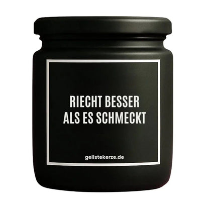 Duftkerze mit Spruch von geilstekerze ist der neue Geschenketrend. Diese witzige Kerze Vegane Bio-Kerze mit Spruch – RIECHT BESSER ALS ES SCHMECKT brennt mega lange sagenhafte 80 Stunde, hochwertige ätherische Öle schaffen beste Duftverteilung. Mit 1400 lustigen Sprüchen perfekt zum Verschenken. Handgemacht in Deutschland von geilstekerze.de -Die beste Duftkerze die du kaufen kannst.