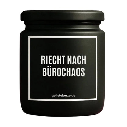 Duftkerze mit Spruch von geilstekerze ist der neue Geschenketrend. Diese witzige Kerze Vegane Bio-Kerze mit Spruch – RIECHT NACH BÜROCHAOS brennt mega lange sagenhafte 80 Stunde, hochwertige ätherische Öle schaffen beste Duftverteilung. Mit 1400 lustigen Sprüchen perfekt zum Verschenken. Handgemacht in Deutschland von geilstekerze.de -Die beste Duftkerze die du kaufen kannst.