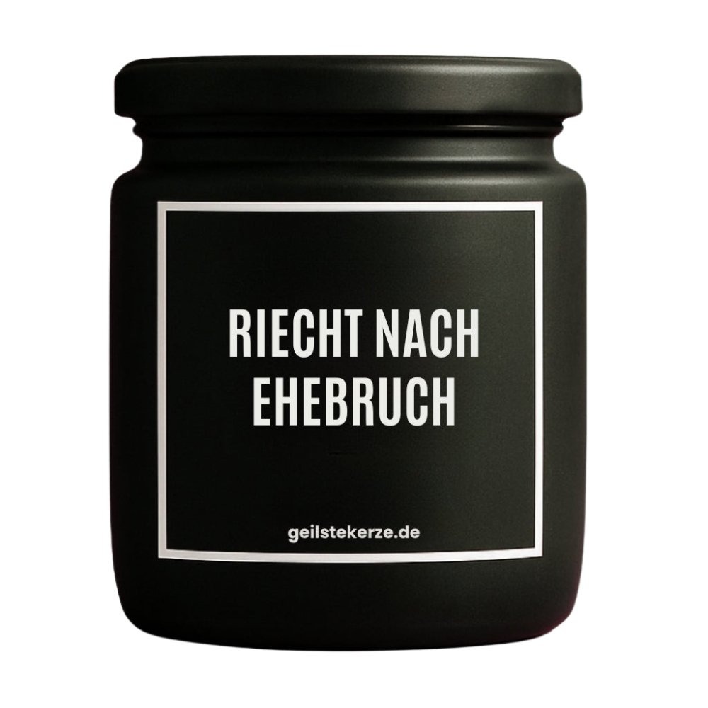 Duftkerze mit Spruch von geilstekerze ist der neue Geschenketrend. Diese witzige Kerze Vegane Bio-Kerze mit Spruch – RIECHT NACH EHEBRUCH brennt mega lange sagenhafte 80 Stunde, hochwertige ätherische Öle schaffen beste Duftverteilung. Mit 1400 lustigen Sprüchen perfekt zum Verschenken. Handgemacht in Deutschland von geilstekerze.de -Die beste Duftkerze die du kaufen kannst.