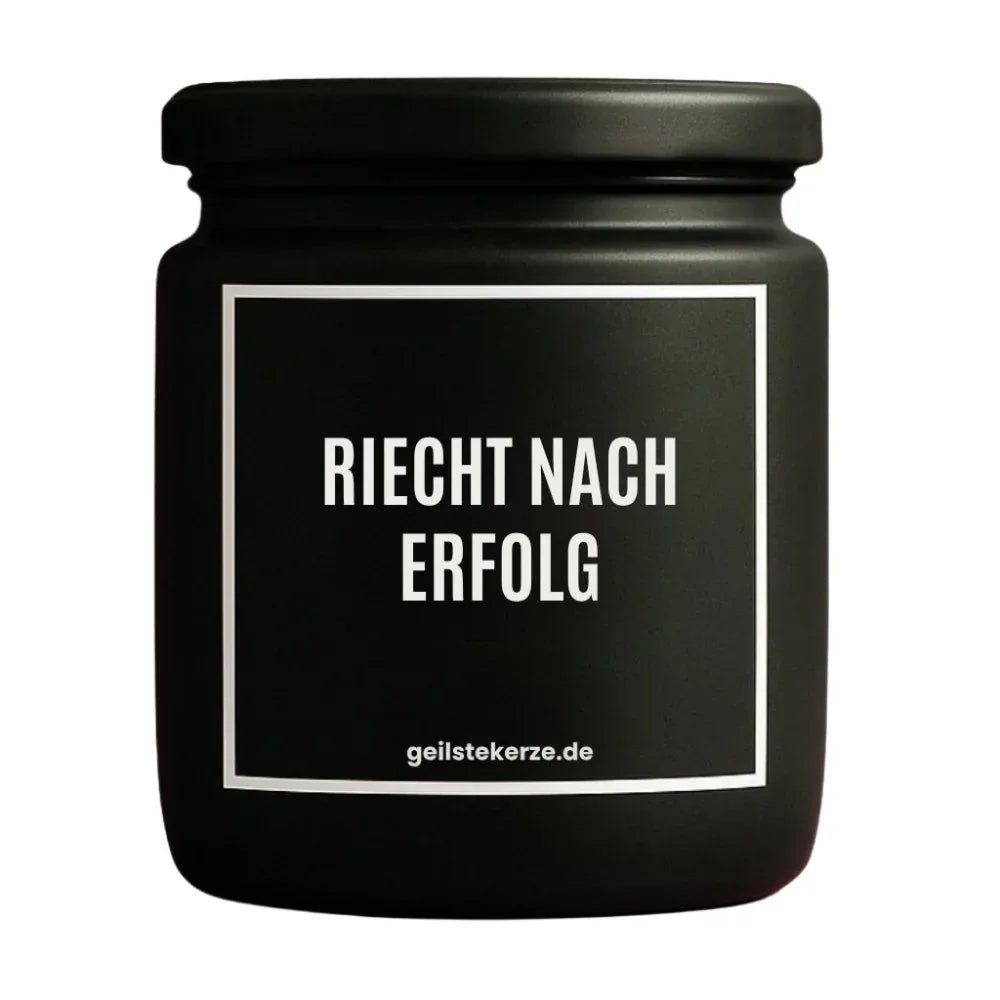 Duftkerze mit Spruch von geilstekerze ist der neue Geschenketrend. Diese witzige Kerze Vegane Bio-Kerze mit Spruch – RIECHT NACH ERFOLG brennt mega lange sagenhafte 80 Stunde, hochwertige ätherische Öle schaffen beste Duftverteilung. Mit 1400 lustigen Sprüchen perfekt zum Verschenken. Handgemacht in Deutschland von geilstekerze.de -Die beste Duftkerze die du kaufen kannst.