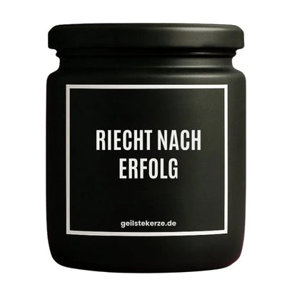 Duftkerze mit Spruch von geilstekerze ist der neue Geschenketrend. Diese witzige Kerze Vegane Bio-Kerze mit Spruch – RIECHT NACH ERFOLG brennt mega lange sagenhafte 80 Stunde, hochwertige ätherische Öle schaffen beste Duftverteilung. Mit 1400 lustigen Sprüchen perfekt zum Verschenken. Handgemacht in Deutschland von geilstekerze.de -Die beste Duftkerze die du kaufen kannst.