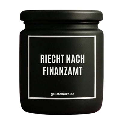 Duftkerze mit Spruch von geilstekerze ist der neue Geschenketrend. Diese witzige Kerze Vegane Bio-Kerze mit Spruch – RIECHT NACH FINANZAMT brennt mega lange sagenhafte 80 Stunde, hochwertige ätherische Öle schaffen beste Duftverteilung. Mit 1400 lustigen Sprüchen perfekt zum Verschenken. Handgemacht in Deutschland von geilstekerze.de -Die beste Duftkerze die du kaufen kannst.