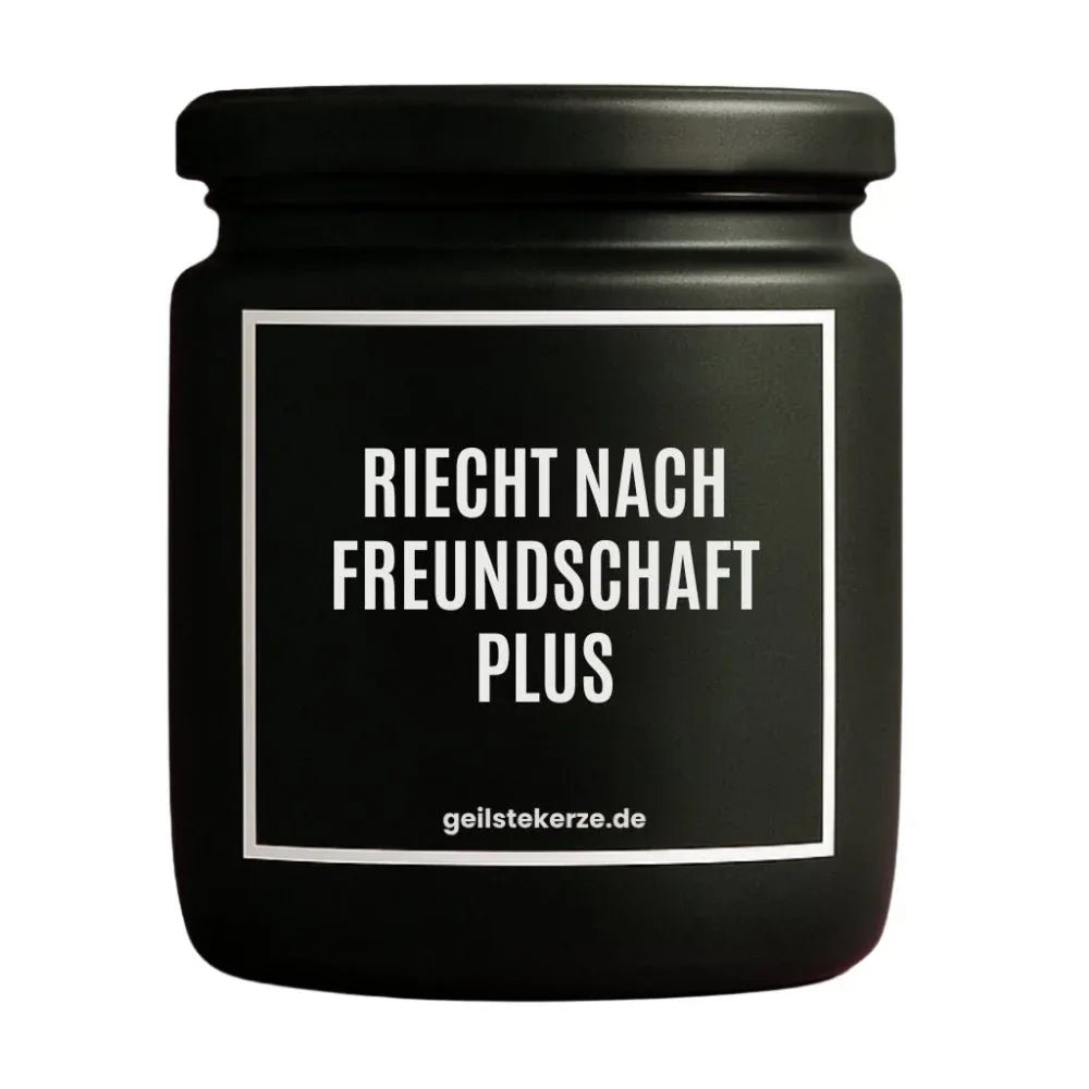 Duftkerze mit Spruch von geilstekerze ist der neue Geschenketrend. Diese witzige Kerze Vegane Bio-Kerze mit Spruch – RIECHT NACH FREUNDSCHAFT PLUS brennt mega lange sagenhafte 80 Stunde, hochwertige ätherische Öle schaffen beste Duftverteilung. Mit 1400 lustigen Sprüchen perfekt zum Verschenken. Handgemacht in Deutschland von geilstekerze.de -Die beste Duftkerze die du kaufen kannst.