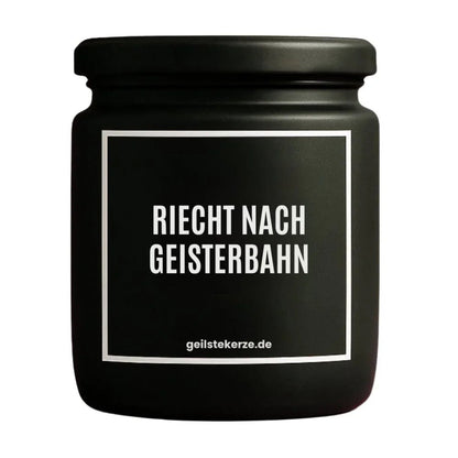 Duftkerze mit Spruch von geilstekerze ist der neue Geschenketrend. Diese witzige Kerze Vegane Bio-Kerze mit Spruch – RIECHT NACH GEISTERBAHN brennt mega lange sagenhafte 80 Stunde, hochwertige ätherische Öle schaffen beste Duftverteilung. Mit 1400 lustigen Sprüchen perfekt zum Verschenken. Handgemacht in Deutschland von geilstekerze.de -Die beste Duftkerze die du kaufen kannst.