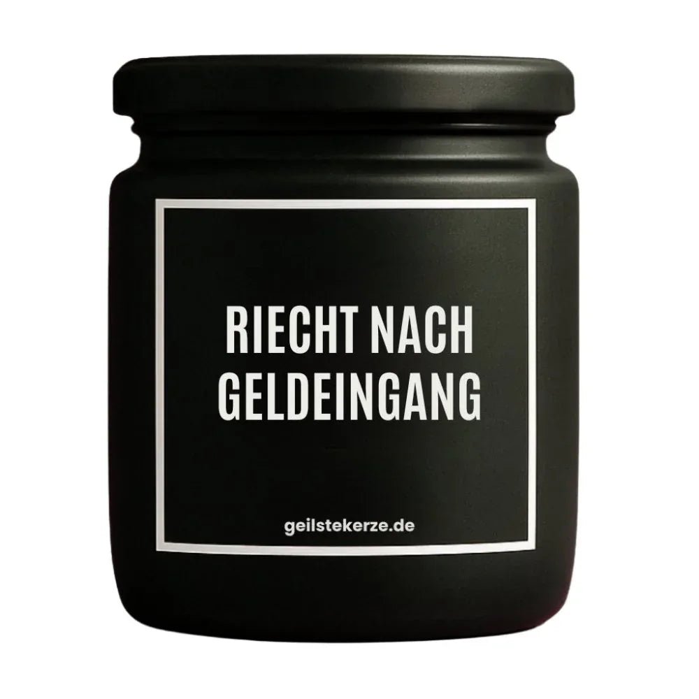 Duftkerze mit Spruch von geilstekerze ist der neue Geschenketrend. Diese witzige Kerze Vegane Bio-Kerze mit Spruch – RIECHT NACH GELDEINGANG brennt mega lange sagenhafte 80 Stunde, hochwertige ätherische Öle schaffen beste Duftverteilung. Mit 1400 lustigen Sprüchen perfekt zum Verschenken. Handgemacht in Deutschland von geilstekerze.de -Die beste Duftkerze die du kaufen kannst.