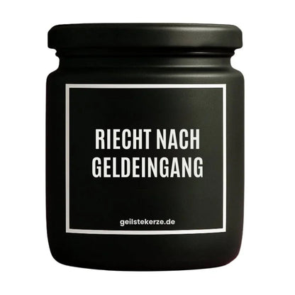 Duftkerze mit Spruch von geilstekerze ist der neue Geschenketrend. Diese witzige Kerze Vegane Bio-Kerze mit Spruch – RIECHT NACH GELDEINGANG brennt mega lange sagenhafte 80 Stunde, hochwertige ätherische Öle schaffen beste Duftverteilung. Mit 1400 lustigen Sprüchen perfekt zum Verschenken. Handgemacht in Deutschland von geilstekerze.de -Die beste Duftkerze die du kaufen kannst.