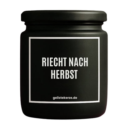 Duftkerze mit Spruch von geilstekerze ist der neue Geschenketrend. Diese witzige Kerze Vegane Bio-Kerze mit Spruch – RIECHT NACH HERBST brennt mega lange sagenhafte 80 Stunde, hochwertige ätherische Öle schaffen beste Duftverteilung. Mit 1400 lustigen Sprüchen perfekt zum Verschenken. Handgemacht in Deutschland von geilstekerze.de -Die beste Duftkerze die du kaufen kannst.