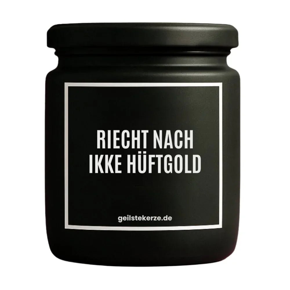 Duftkerze mit Spruch von geilstekerze ist der neue Geschenketrend. Diese witzige Kerze Vegane Bio-Kerze mit Spruch – RIECHT NACH IKKE HÜFTGOLD brennt mega lange sagenhafte 80 Stunde, hochwertige ätherische Öle schaffen beste Duftverteilung. Mit 1400 lustigen Sprüchen perfekt zum Verschenken. Handgemacht in Deutschland von geilstekerze.de -Die beste Duftkerze die du kaufen kannst.