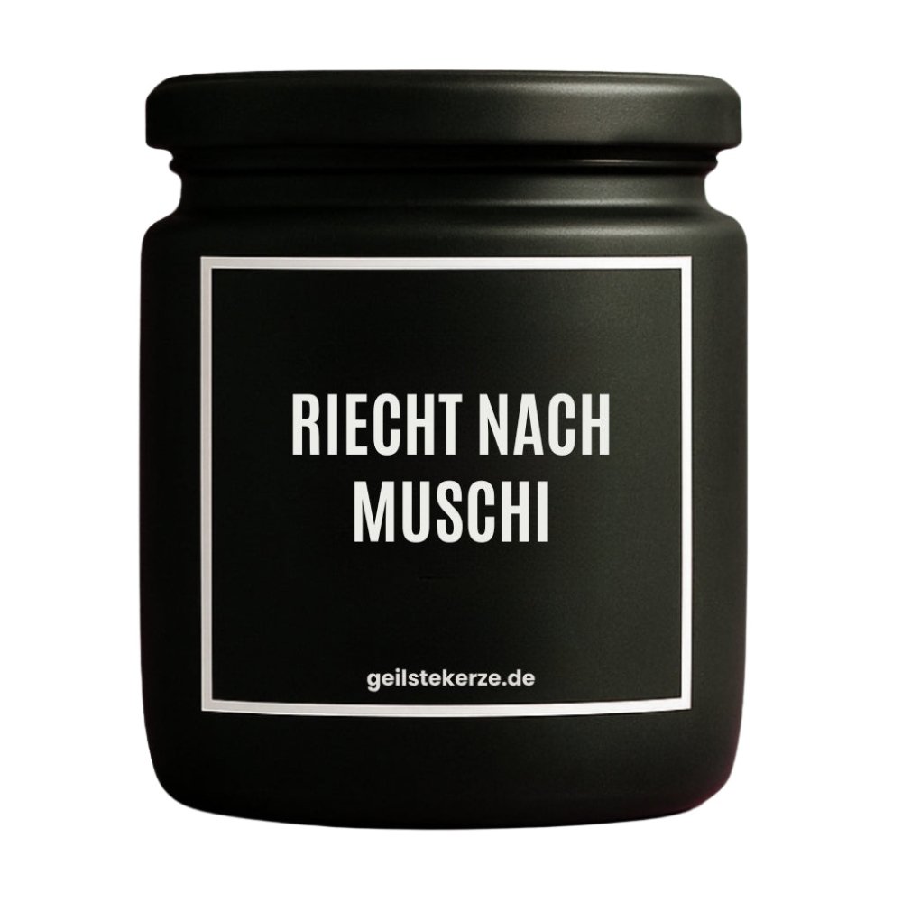 Duftkerze mit Spruch von geilstekerze ist der neue Geschenketrend. Diese witzige Kerze Vegane Bio-Kerze mit Spruch – RIECHT NACH MUSCHI brennt mega lange sagenhafte 80 Stunde, hochwertige ätherische Öle schaffen beste Duftverteilung. Mit 1400 lustigen Sprüchen perfekt zum Verschenken. Handgemacht in Deutschland von geilstekerze.de -Die beste Duftkerze die du kaufen kannst.