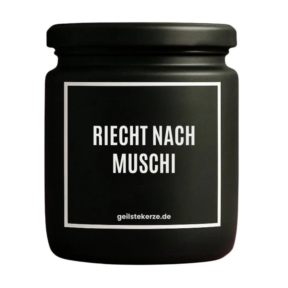 Duftkerze mit Spruch von geilstekerze ist der neue Geschenketrend. Diese witzige Kerze Vegane Bio-Kerze mit Spruch – RIECHT NACH MUSCHI brennt mega lange sagenhafte 80 Stunde, hochwertige ätherische Öle schaffen beste Duftverteilung. Mit 1400 lustigen Sprüchen perfekt zum Verschenken. Handgemacht in Deutschland von geilstekerze.de -Die beste Duftkerze die du kaufen kannst.