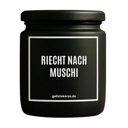 Duftkerze mit Spruch von geilstekerze ist der neue Geschenketrend. Diese witzige Kerze Vegane Bio-Kerze mit Spruch – RIECHT NACH MUSCHI brennt mega lange sagenhafte 80 Stunde, hochwertige ätherische Öle schaffen beste Duftverteilung. Mit 1400 lustigen Sprüchen perfekt zum Verschenken. Handgemacht in Deutschland von geilstekerze.de -Die beste Duftkerze die du kaufen kannst.