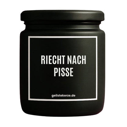 Duftkerze mit Spruch von geilstekerze ist der neue Geschenketrend. Diese witzige Kerze Vegane Bio-Kerze mit Spruch – RIECHT NACH PISSE brennt mega lange sagenhafte 80 Stunde, hochwertige ätherische Öle schaffen beste Duftverteilung. Mit 1400 lustigen Sprüchen perfekt zum Verschenken. Handgemacht in Deutschland von geilstekerze.de -Die beste Duftkerze die du kaufen kannst.