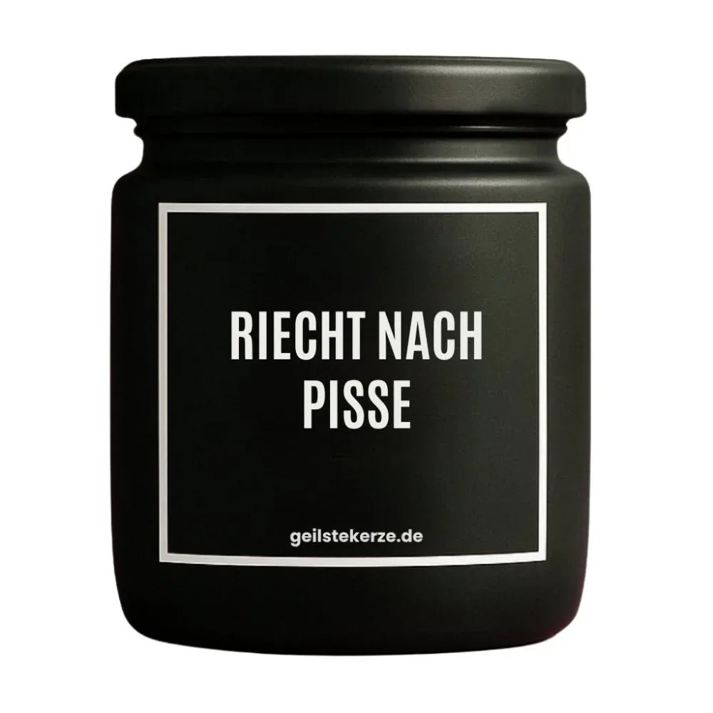 Duftkerze mit Spruch von geilstekerze ist der neue Geschenketrend. Diese witzige Kerze Vegane Bio-Kerze mit Spruch – RIECHT NACH PISSE brennt mega lange sagenhafte 80 Stunde, hochwertige ätherische Öle schaffen beste Duftverteilung. Mit 1400 lustigen Sprüchen perfekt zum Verschenken. Handgemacht in Deutschland von geilstekerze.de -Die beste Duftkerze die du kaufen kannst.