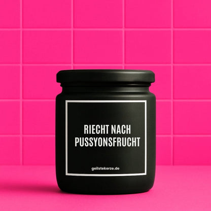 Duftkerze mit Spruch von geilstekerze ist der neue Geschenketrend. Diese witzige Kerze Vegane Bio-Kerze mit Spruch – RIECHT NACH PUSSYONSFRUCHT brennt mega lange sagenhafte 80 Stunde, hochwertige ätherische Öle schaffen beste Duftverteilung. Mit 1400 lustigen Sprüchen perfekt zum Verschenken. Handgemacht in Deutschland von geilstekerze.de -Die beste Duftkerze die du kaufen kannst.