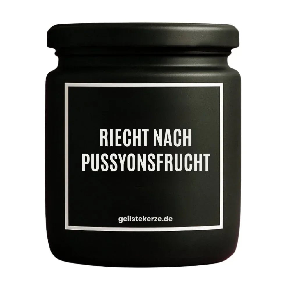 Duftkerze mit Spruch von geilstekerze ist der neue Geschenketrend. Diese witzige Kerze Vegane Bio-Kerze mit Spruch – RIECHT NACH PUSSYONSFRUCHT brennt mega lange sagenhafte 80 Stunde, hochwertige ätherische Öle schaffen beste Duftverteilung. Mit 1400 lustigen Sprüchen perfekt zum Verschenken. Handgemacht in Deutschland von geilstekerze.de -Die beste Duftkerze die du kaufen kannst.