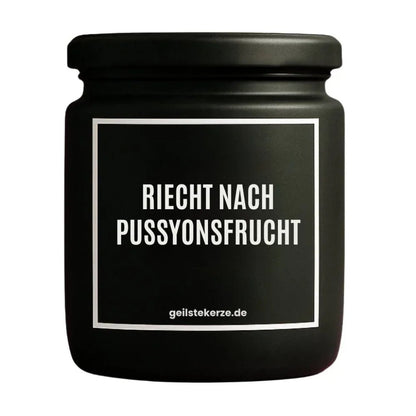 Duftkerze mit Spruch von geilstekerze ist der neue Geschenketrend. Diese witzige Kerze Vegane Bio-Kerze mit Spruch – RIECHT NACH PUSSYONSFRUCHT brennt mega lange sagenhafte 80 Stunde, hochwertige ätherische Öle schaffen beste Duftverteilung. Mit 1400 lustigen Sprüchen perfekt zum Verschenken. Handgemacht in Deutschland von geilstekerze.de -Die beste Duftkerze die du kaufen kannst.