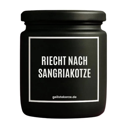 Duftkerze mit Spruch von geilstekerze ist der neue Geschenketrend. Diese witzige Kerze Vegane Bio-Kerze mit Spruch – RIECHT NACH SANGRIA KOTZE brennt mega lange sagenhafte 80 Stunde, hochwertige ätherische Öle schaffen beste Duftverteilung. Mit 1400 lustigen Sprüchen perfekt zum Verschenken. Handgemacht in Deutschland von geilstekerze.de -Die beste Duftkerze die du kaufen kannst.