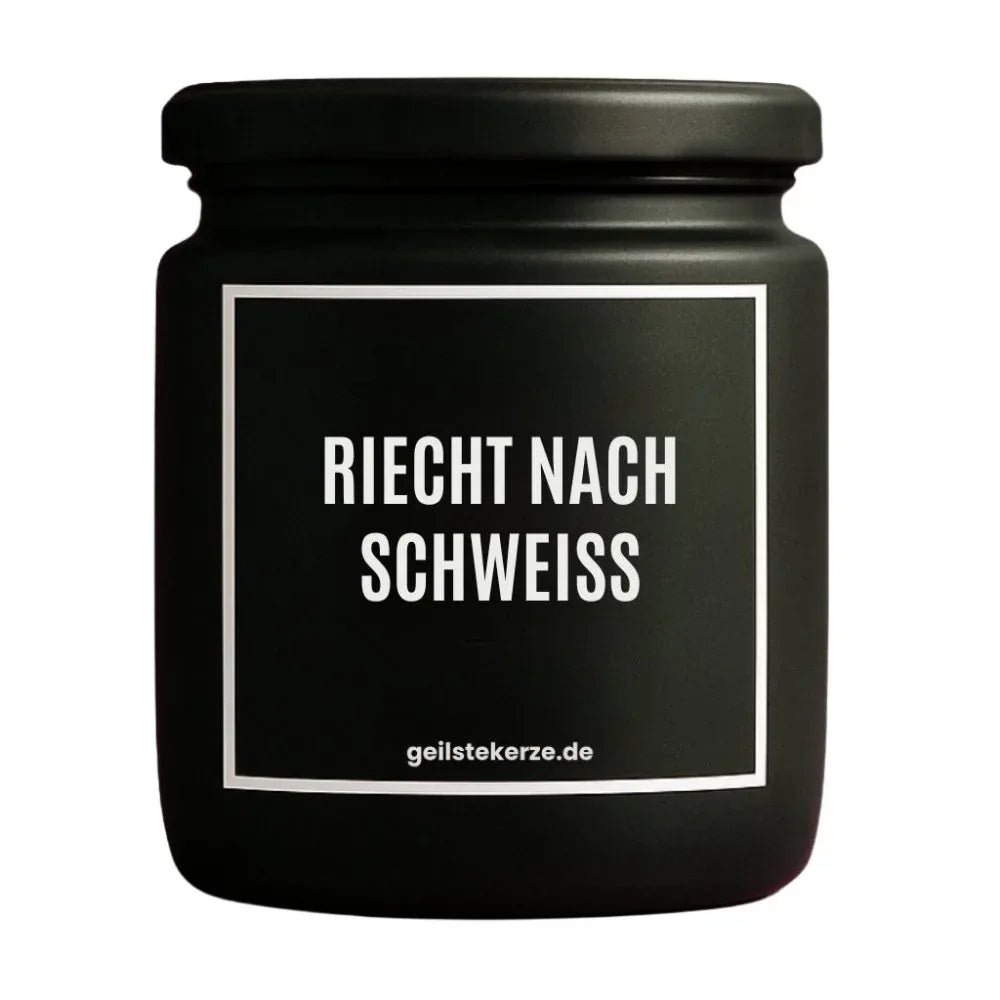 Duftkerze mit Spruch von geilstekerze ist der neue Geschenketrend. Diese witzige Kerze Vegane Bio-Kerze mit Spruch – RIECHT NACH SCHWEISS brennt mega lange sagenhafte 80 Stunde, hochwertige ätherische Öle schaffen beste Duftverteilung. Mit 1400 lustigen Sprüchen perfekt zum Verschenken. Handgemacht in Deutschland von geilstekerze.de -Die beste Duftkerze die du kaufen kannst.