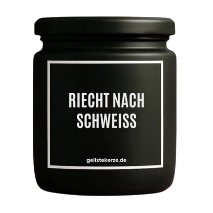 Duftkerze mit Spruch von geilstekerze ist der neue Geschenketrend. Diese witzige Kerze Vegane Bio-Kerze mit Spruch – RIECHT NACH SCHWEISS brennt mega lange sagenhafte 80 Stunde, hochwertige ätherische Öle schaffen beste Duftverteilung. Mit 1400 lustigen Sprüchen perfekt zum Verschenken. Handgemacht in Deutschland von geilstekerze.de -Die beste Duftkerze die du kaufen kannst.