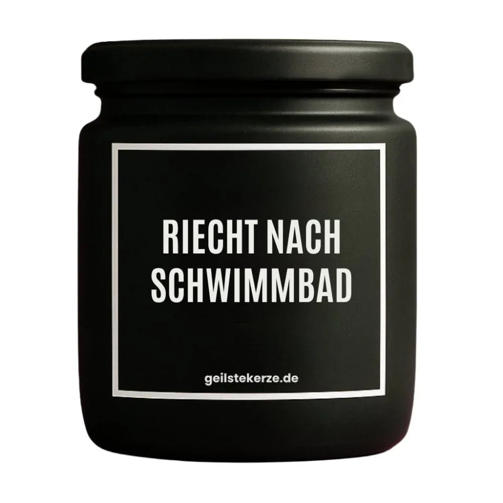 Vegane Bio-Kerze mit Spruch – RIECHT NACH SCHWIMMBAD