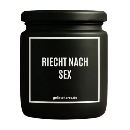 Duftkerze mit Spruch von geilstekerze ist der neue Geschenketrend. Diese witzige Kerze Vegane Bio-Kerze mit Spruch – RIECHT NACH SEX brennt mega lange sagenhafte 80 Stunde, hochwertige ätherische Öle schaffen beste Duftverteilung. Mit 1400 lustigen Sprüchen perfekt zum Verschenken. Handgemacht in Deutschland von geilstekerze.de -Die beste Duftkerze die du kaufen kannst.