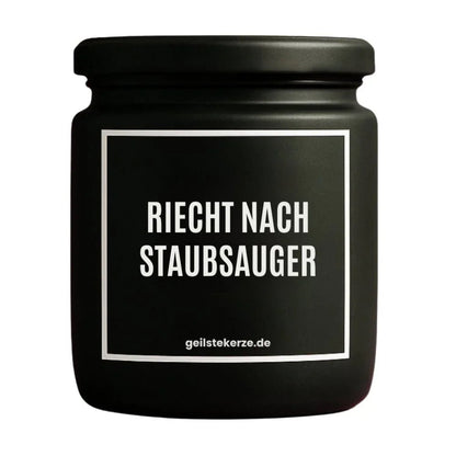 Duftkerze mit Spruch von geilstekerze ist der neue Geschenketrend. Diese witzige Kerze Vegane Bio-Kerze mit Spruch – RIECHT NACH STAUBSAUGER brennt mega lange sagenhafte 80 Stunde, hochwertige ätherische Öle schaffen beste Duftverteilung. Mit 1400 lustigen Sprüchen perfekt zum Verschenken. Handgemacht in Deutschland von geilstekerze.de -Die beste Duftkerze die du kaufen kannst.